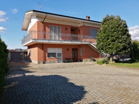 privato vende a Moretta villa con giardino